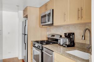 Central Midtown E 1BR w Gym Doorman NYC-17