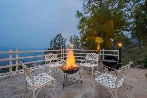 StayVista at Bellevue with Outdoor Jacuzzi