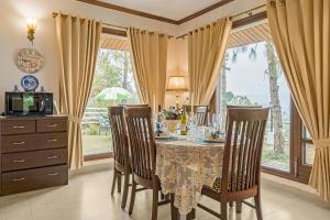 StayVista at Bellevue with Outdoor Jacuzzi
