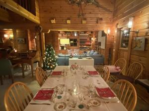 Chalets Chalet bois 9 pers, Grand confort, pres pistes et commerces, Wi-Fi, Equipe, Parking, Non fumeur - FR-1-733-18 : photos des chambres
