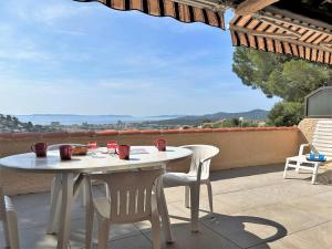 Bormes-les-Mimosas: Appt climatisé, 5 couchages, parking, grande terrasse - FR-1-251-136