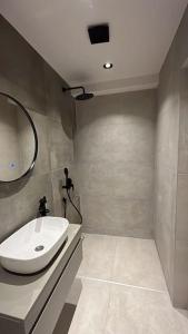 Amber Home - brand NEW luxury 1 bedroom apartment located in the very city center