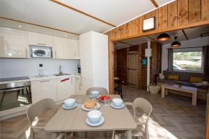 Campings Parc Saint James Oasis Village : photos des chambres