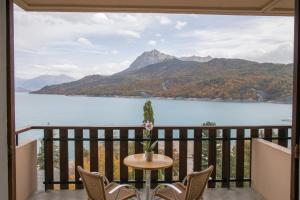 Complexes hoteliers Village Club Les Hyvans : Chambre Double – Vue sur Lac