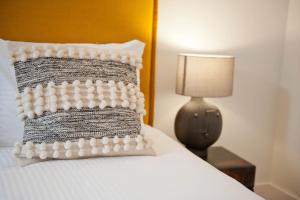 Her Majesty at Liberdade Avenue CR1E