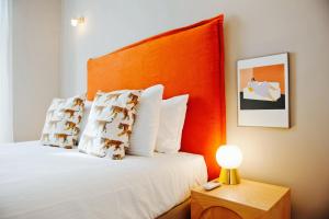 Her Majesty at Liberdade Avenue CR1E