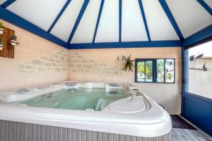 Maisons de vacances Villa Boyard - Pour 10 avec piscine privee et jacuzzi : photos des chambres