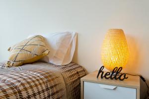 Host Wise - Spacious Trendy Flat w Netflix - Central Location