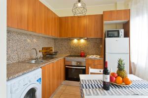 Host Wise - Spacious Trendy Flat w Netflix - Central Location