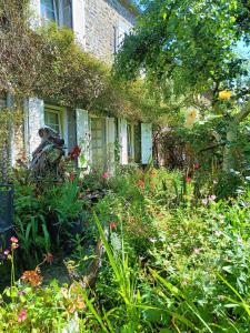 Sejours chez l'habitant CHAMBRE DOUILLETTE DANS LONGERE AU VERT : photos des chambres