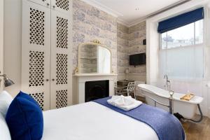 Single Room with Private Bathroom room in Bower House