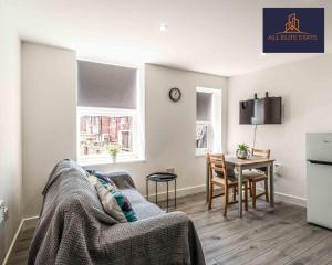 Swan House Apartment 2 - 1 Bed Apartment - Sleeps up to 4 - Free Parking - Liverpool - close to city centre - ByELITE STAYS