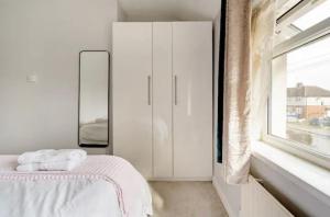 HomeStay with free parking - close to Heathrow