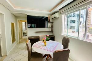 02 suítes e 02 vagas de garagem.