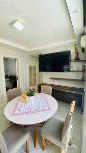 02 suítes e 02 vagas de garagem.