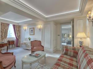 150 Piccadilly, Westminster, London W1J 9BR, England.