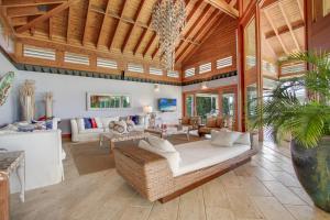 Luxurious 8-BR Villa with Ocean View, Jacuzzi, Home Cinema and Resort Access in Casa de Campo