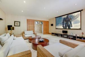 Luxurious 8-BR Villa with Ocean View, Jacuzzi, Home Cinema and Resort Access in Casa de Campo