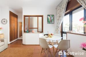 Host Wise - Comfy Bright Flats with Netflix