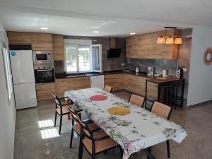 Casa rural con piscina climatizada y barbacoa a 10 km de Alicante y playas, 3000 m2 de terreno