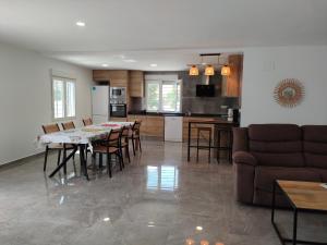 Casa rural con piscina climatizada y barbacoa a 10 km de Alicante y playas, 3000 m2 de terreno