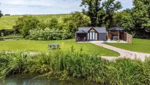 Acorn Lodge At Bridge Lake Farm & Fishery - Claydon