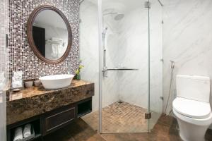 Deluxe giường đôi hoặc 2 giường có ban công (Deluxe Double or Twin with Balcony)