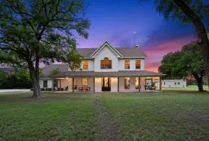 50 Acre Countryside Haven With Hiking Trails, Fossils, Pickleball Court, Basketball, Arcade, In-Ground Trampoline, Pool and Jacuzzi residence - Cranfills Gap