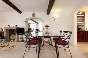 Appartements A8 - 2 BDR Duplex Remparts Heart of Old Antibes : photos des chambres