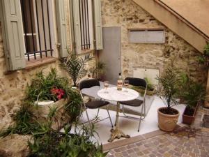 A8 -Staywiz us - 2 BDR Duplex Remparts Heart of Old Antibes