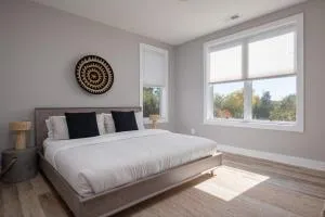 Piedmont Place Suite 402 Modern Apartment in Heart of Crozet - 夏洛茨维尔