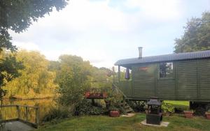 Charming tranquil Shepherds Hut with lakeside balcony Roach