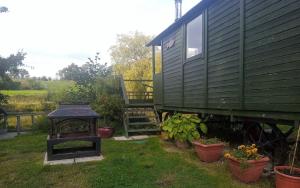 Charming tranquil Shepherds Hut with lakeside balcony Roach