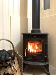 Charming tranquil Shepherds Hut with lakeside balcony Roach