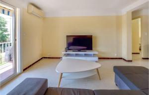 Appartements Awesome Apartment In Carqueiranne With Wifi And 2 Bedrooms : photos des chambres
