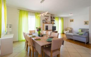 Pet Friendly Apartment In Vrboska
