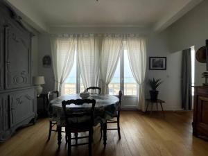 Vue mer, 2 chambres et 2 SDB.