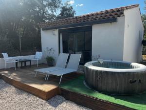 Maisons de vacances Maisonnette 32m2 climatise avec jacuzzi au calme. : photos des chambres