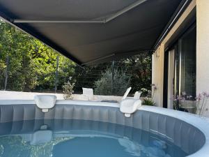 Maisonnette 32m2 climatisé avec jacuzzi au calme.