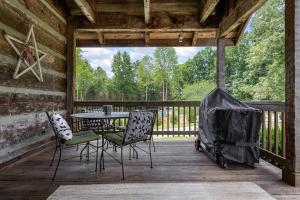 Rustic Cabin, Dock, Firepit, Kayaks & Games