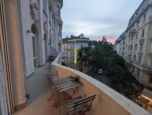 Prime Downtown Budapest Luxury Condo, Private Spa, Home Cinema, Patio