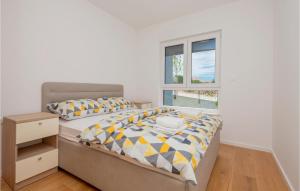 Gorgeous Apartment In Makarska With Wifi