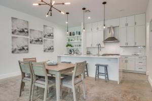 Modern San Antonio Vacation Rental with Rooftop Deck