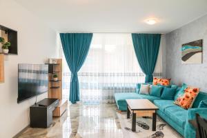 Luxury First Line apartment with pool and sea view in complex Oazis