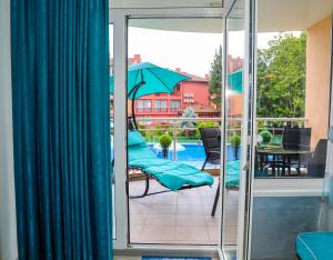 Luxury First Line apartment with pool and sea view in complex Oazis