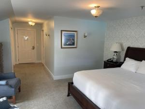 King Room - Disability Access room in Black Point Inn