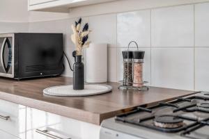 3-Bed House Near Lakeside Mall, Onsite Parking