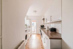 3-Bed House Near Lakeside Mall, Onsite Parking