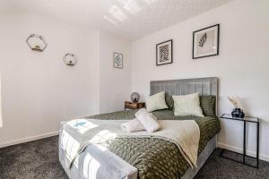 3-Bed House Near Lakeside Mall, Onsite Parking