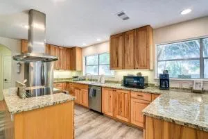 Walk to Beach Galveston Getaway with Deck! - 加尔维斯敦